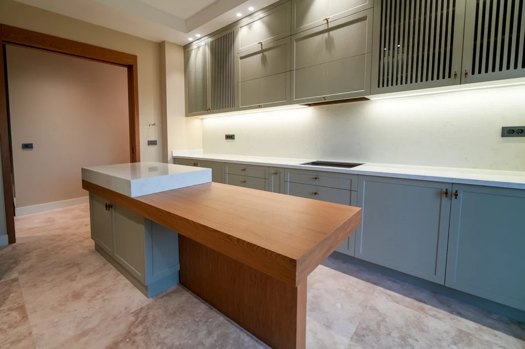 SRK Kartal Villa’da Modern ve Fonksiyonel Mutfak SRK İnşaat’ın Kartal’daki villasına ait ahşap detaylı modern mutfak tasarımı