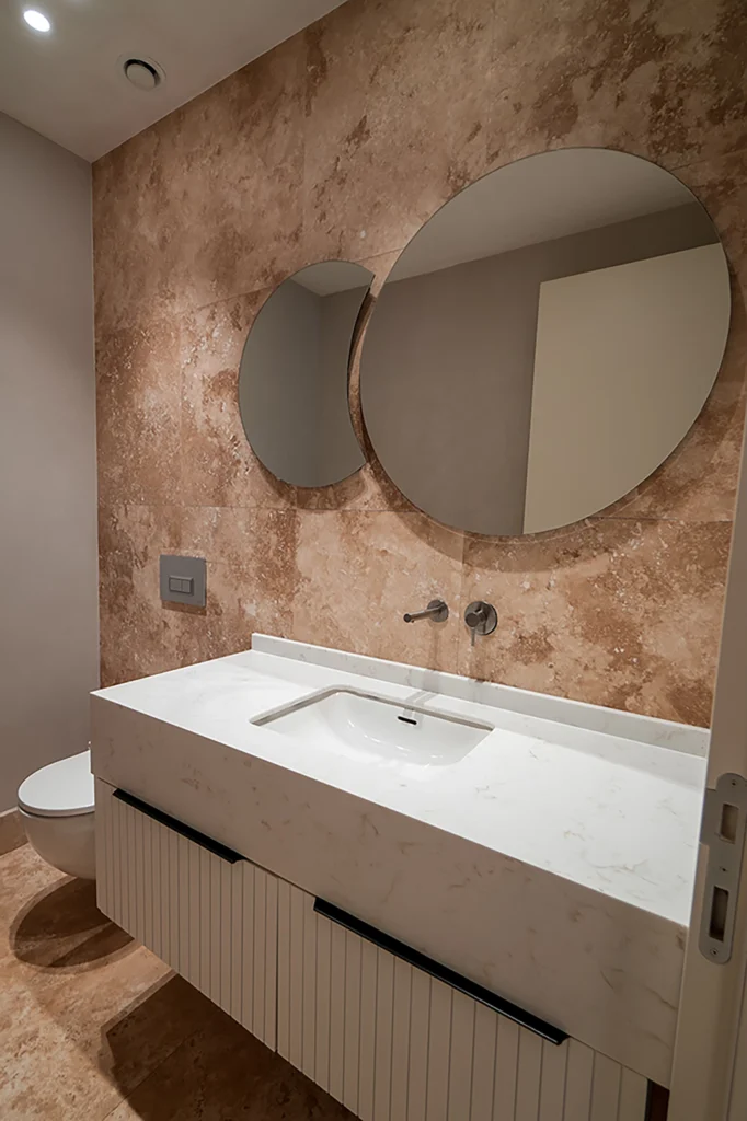 Kartal SRK Villa Modern Banyo Detayı SRK İnşaat’ın Kartal’daki villasında yer alan modern, yuvarlak aynalı banyo tasarımı