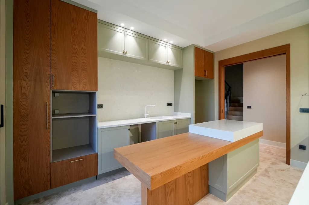 SRK Kartal Villa’da Ahşap ve Mermer Uyumu ile Şık Mutfak SRK İnşaat Kartal Villa projesinde yer alan, ahşap dolaplı ve adalı modern mutfak
