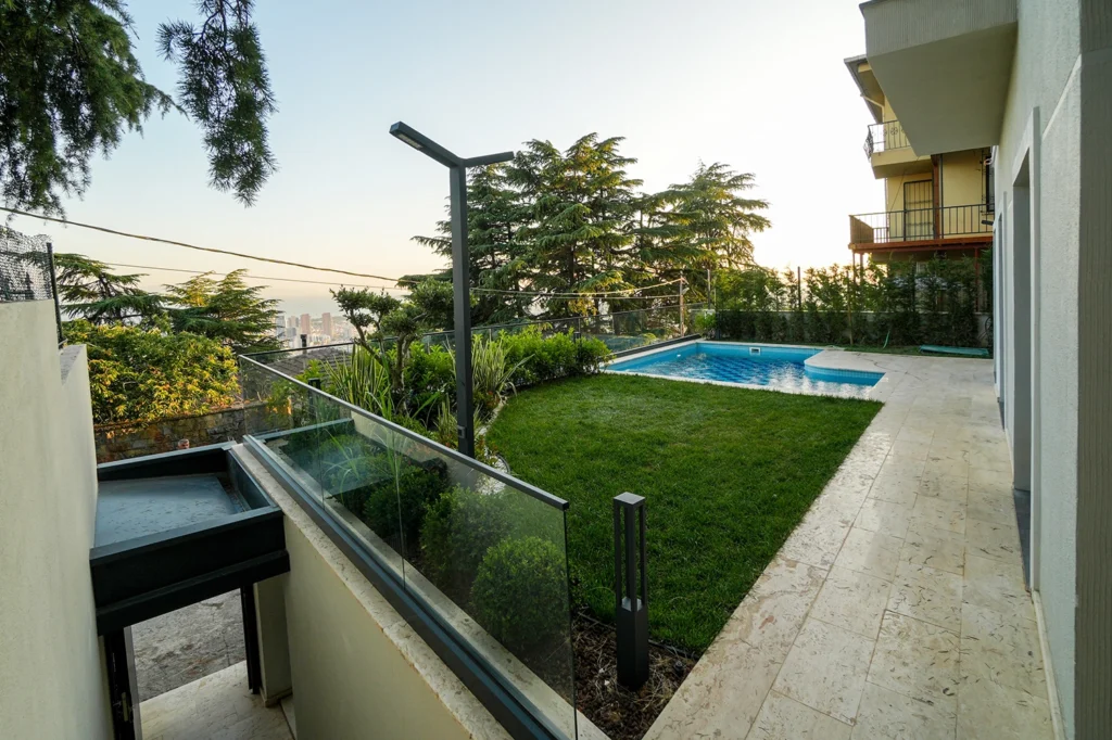 SRK Kartal Villa’da Özel Havuzlu Bahçe ve Şehir Manzarası SRK İnşaat Kartal Villa projesinde özel havuz, cam korkuluk ve peyzajlı bahçe alanı