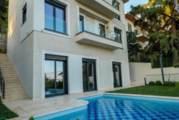 SRK İnşaat Kartal Villa projesinde havuz önünde konumlanmış modern cephe ve cam balkonlar