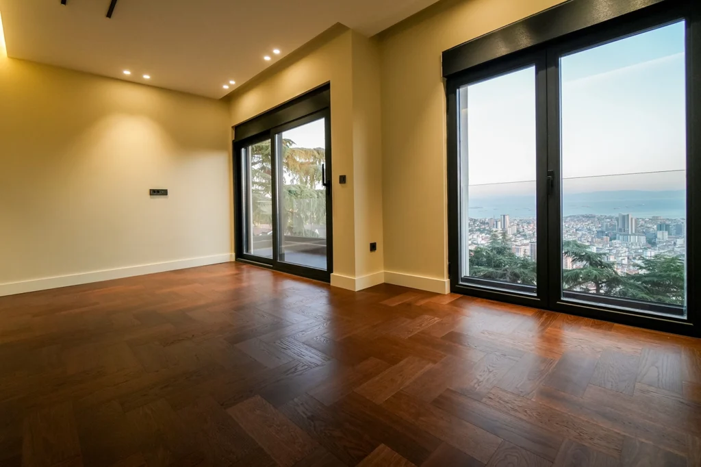 SRK Kartal Villa’da Manzaralı Geniş Yaşam Alanı SRK İnşaat’ın Kartal’daki villasından şehir ve deniz manzaralı, parke zeminli yaşam alanı