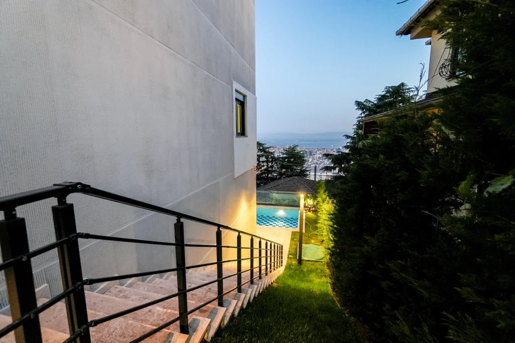 Kartal SRK Villa Havuz Yolu ve Şehir Manzarası SRK İnşaat’ın Kartal’daki villasından havuza inen merdiven ve şehir manzarası
