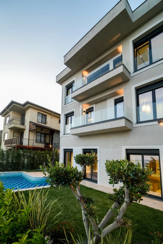 SRK Kartal Villa: Modern Cephe, Cam Balkonlar ve Özel Havuz SRK İnşaat’ın Kartal’daki üç katlı modern villası, cam balkonlar ve havuzlu peyzajlı bahçe