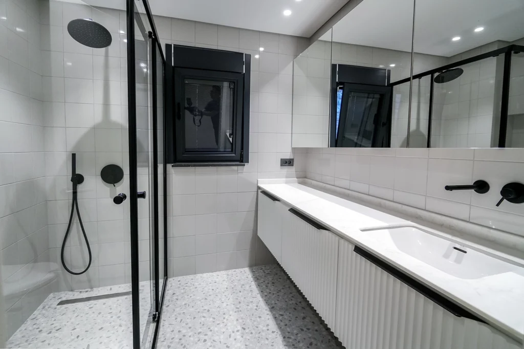 SRK Kartal Villa Siyah Detaylı Modern Banyo SRK İnşaat’ın Kartal’daki villasına ait siyah armatürlü ve cam duşakabinli modern banyo