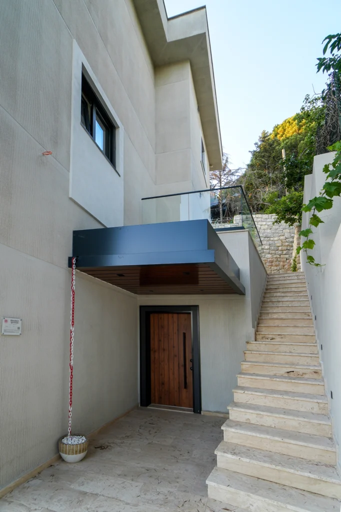 SRK Kartal Villa Giriş Cephesi ve Doğal Taş Merdiven SRK İnşaat Kartal Villa’nın taş merdivenli giriş cephesi ve ahşap kapı detayı